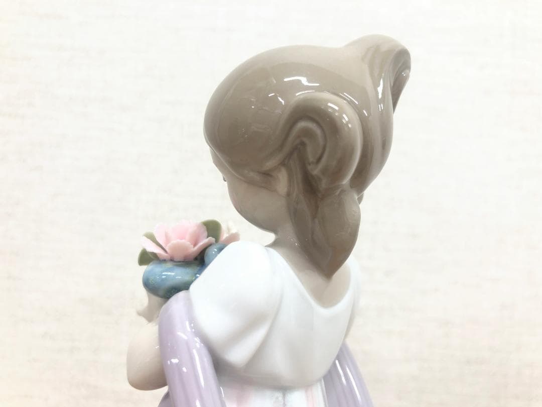 リヤドロ■花束を抱きしめている少女　磁器人形　フィギュア　置物　メルヘンチック