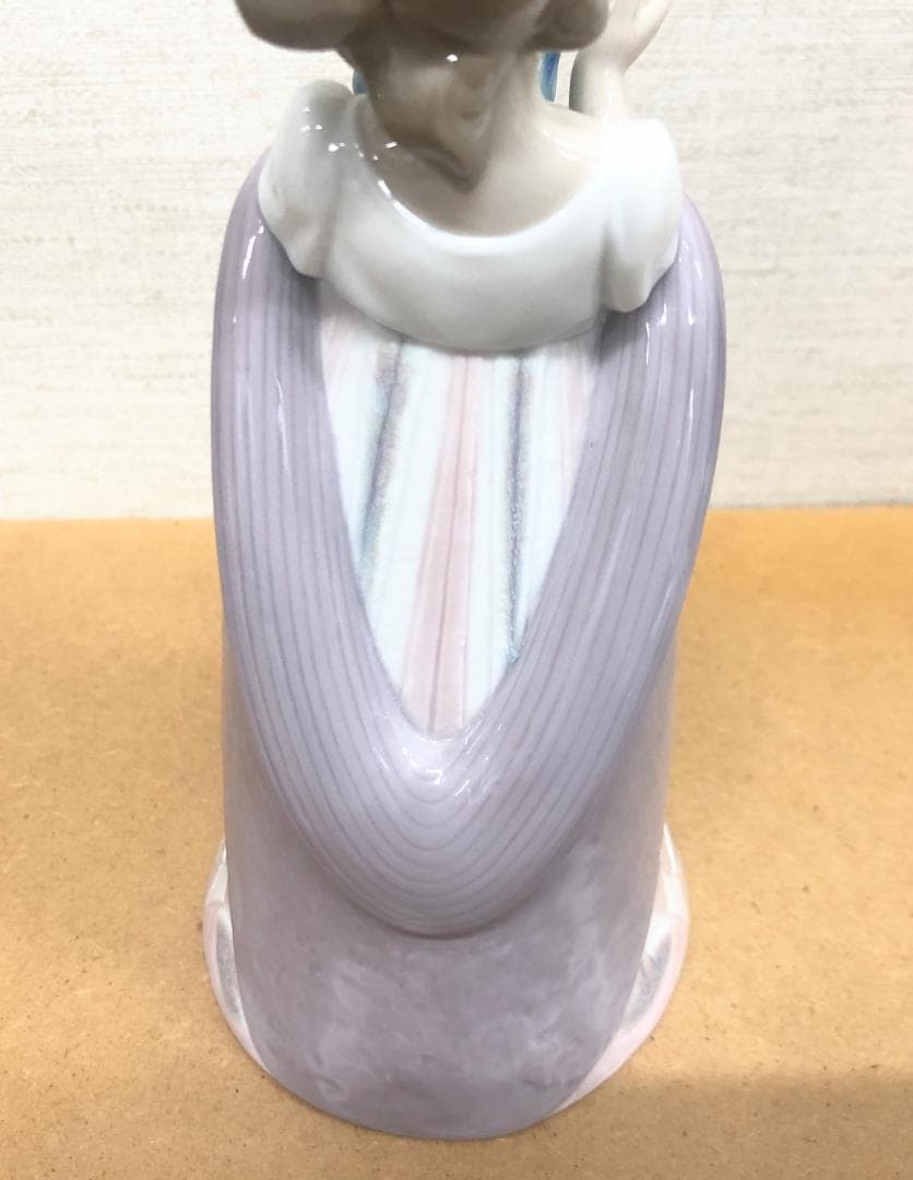 リヤドロ■花束を抱きしめている少女　磁器人形　フィギュア　置物　メルヘンチック