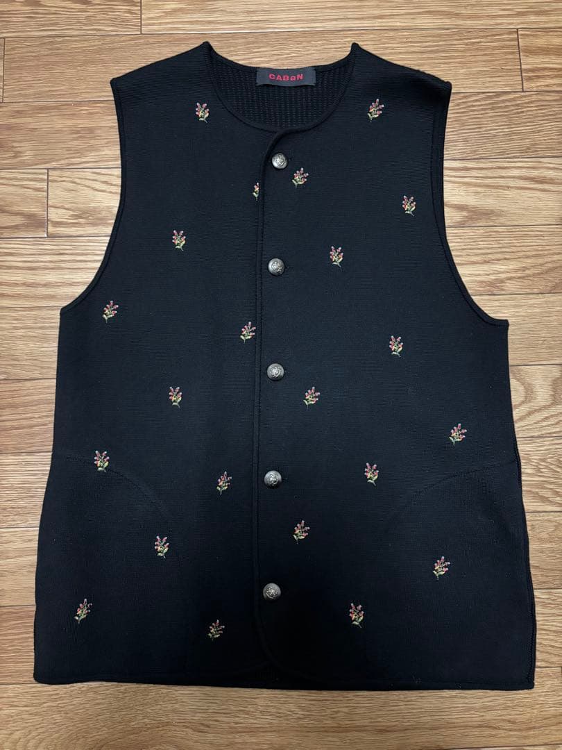CABaN コットンカシミヤ フラワーエンブロイダリー クルーネックベスト