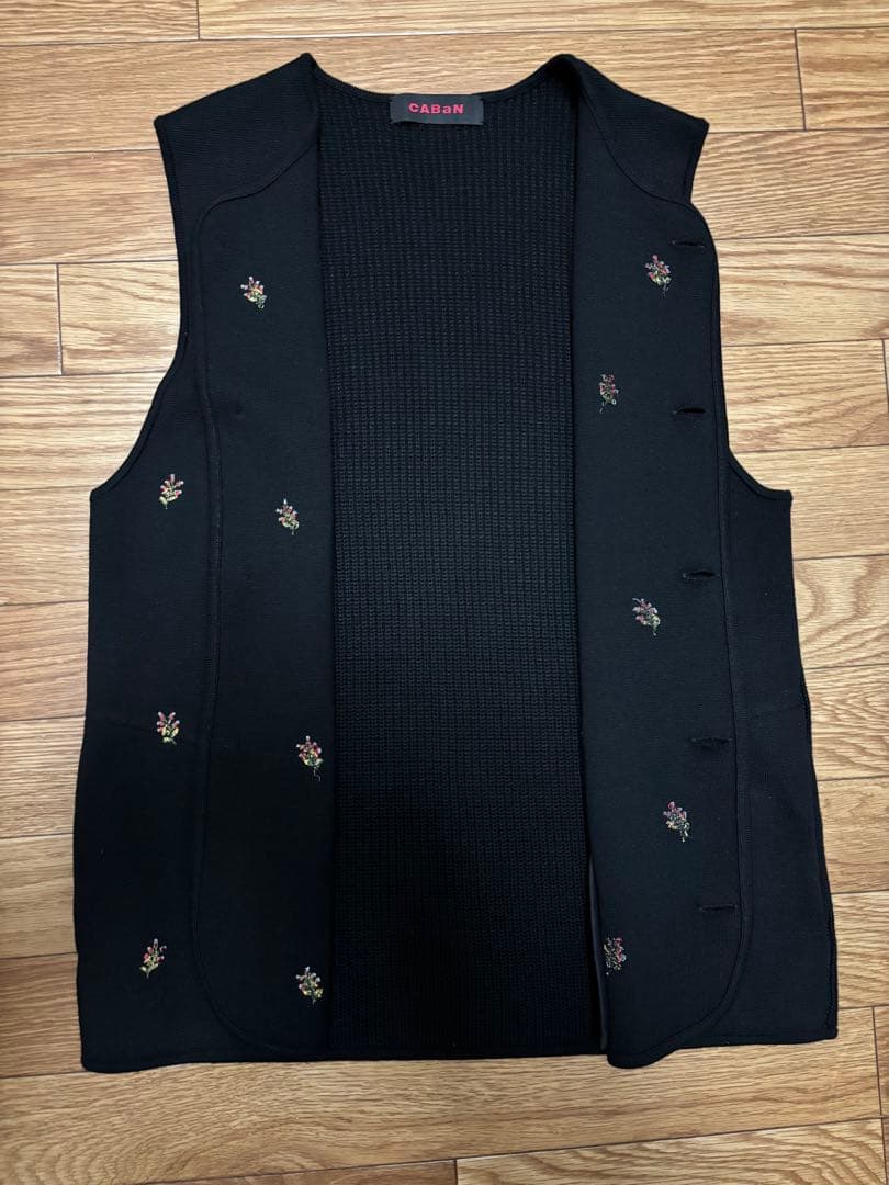 CABaN コットンカシミヤ フラワーエンブロイダリー クルーネックベスト