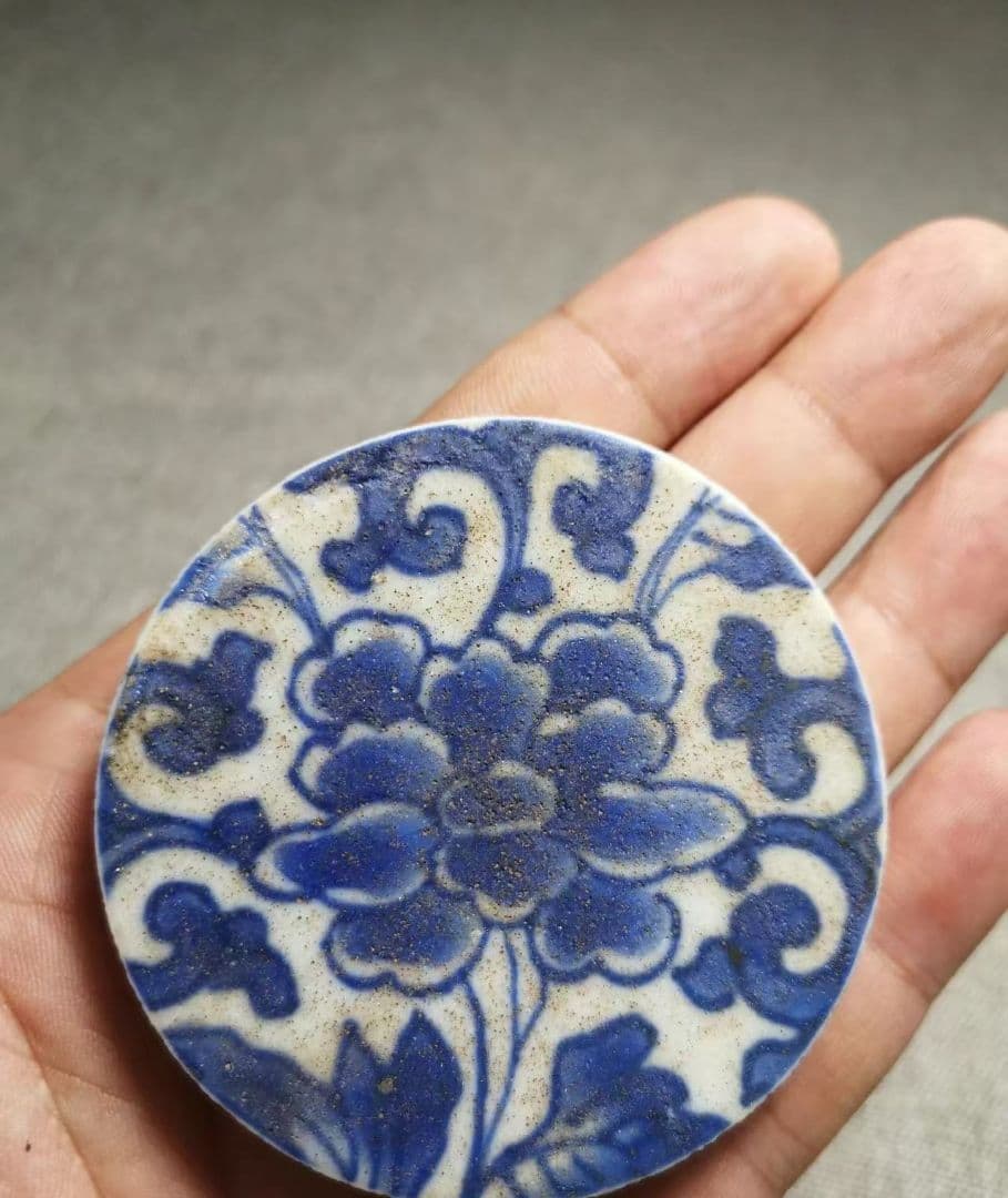 清国・康煕年製　青い花柄の陶器製茶碗