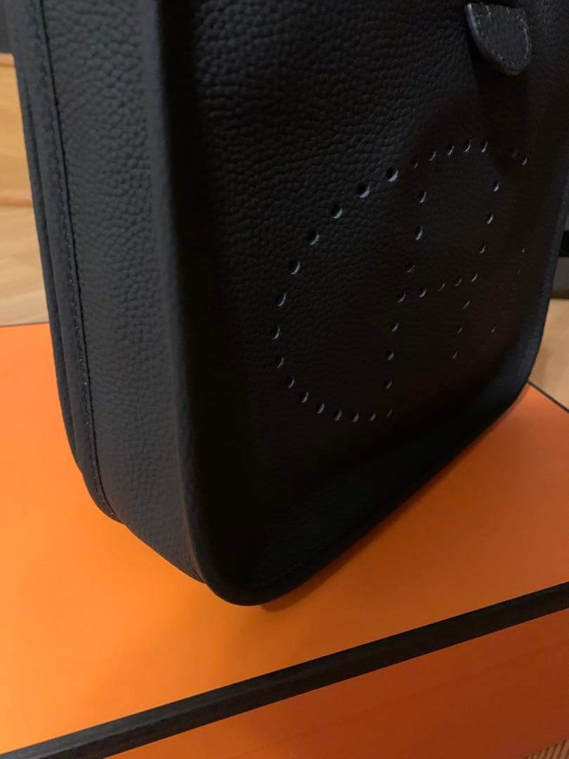 Hロゴ Hパンチング ショルダーバッグ ストラップ 高級革 ブラック