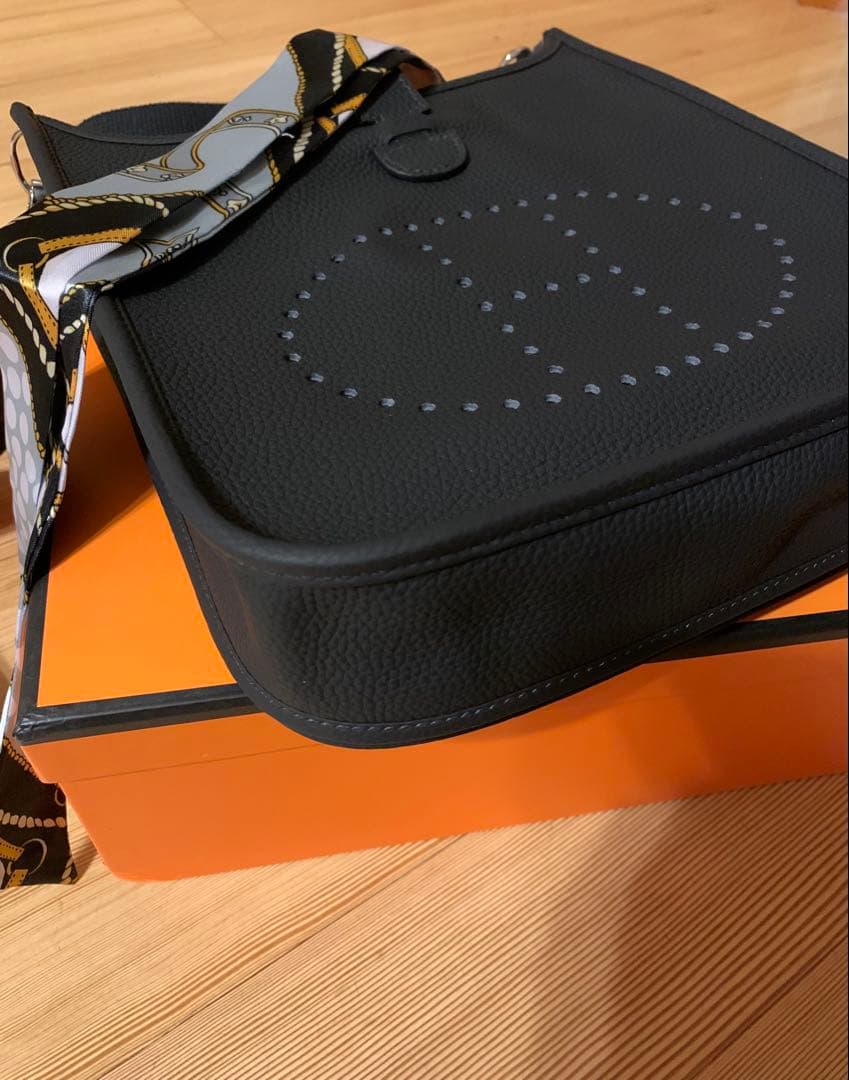 Hロゴ Hパンチング ショルダーバッグ ストラップ 高級革 ブラック