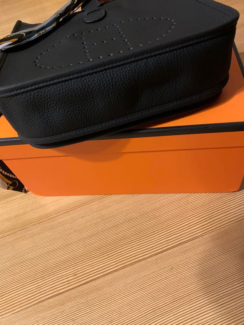 Hロゴ Hパンチング ショルダーバッグ ストラップ 高級革 ブラック