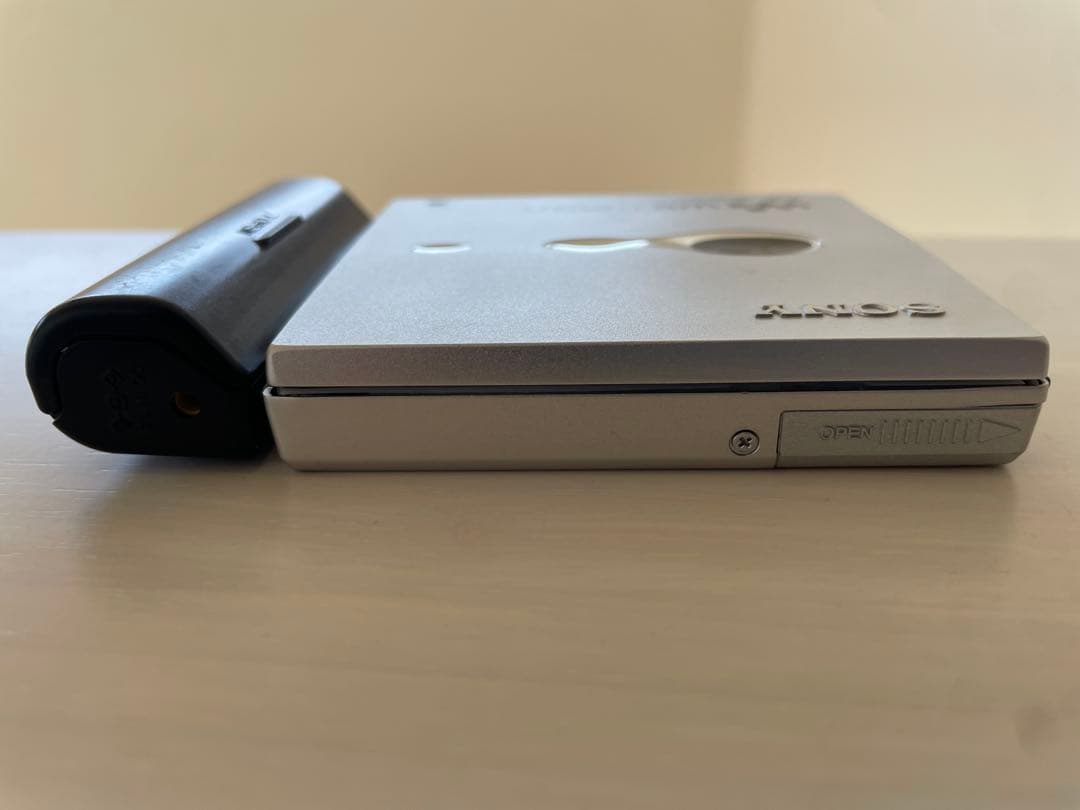 SONY MDウォークマン MZ-E700 動作品　シルバー　新品MD付き