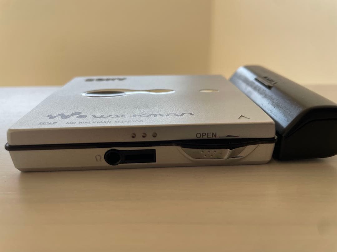 SONY MDウォークマン MZ-E700 動作品　シルバー　新品MD付き