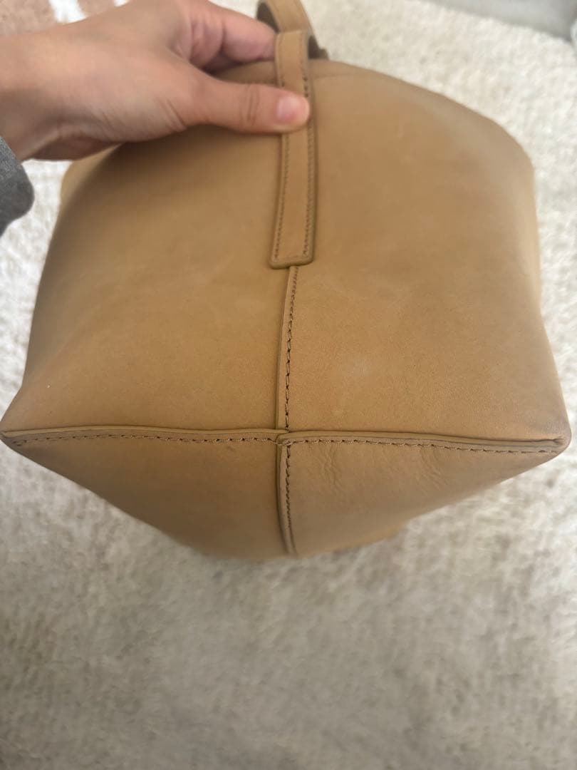 エトレトウキョウ　ナローショルダーランドスケープレザーバッグ　ベージュ