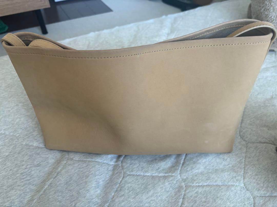 エトレトウキョウ　ナローショルダーランドスケープレザーバッグ　ベージュ