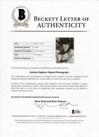 オードリー・ヘップバーン直筆サイン入り写真・額装仕上BAS社鑑定済