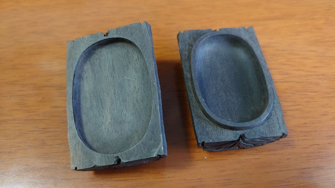 小玉治朗 「炭に鈴虫」黒柿 木彫香合 茶道具 共箱付き