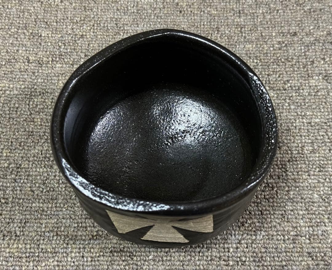 黒織部クルス茶碗 隆司造