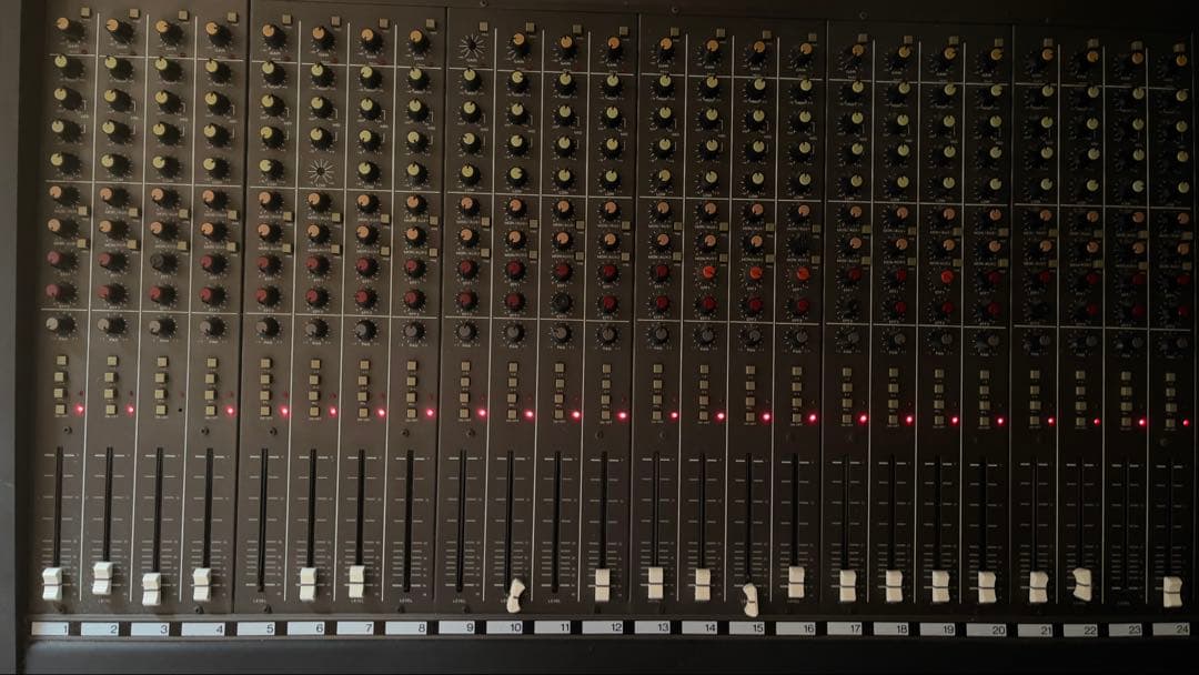 Soundtech ST244 24チャンネルミキサー