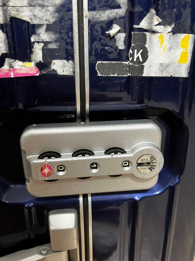 リモア キャリーケース 破損箇所あり