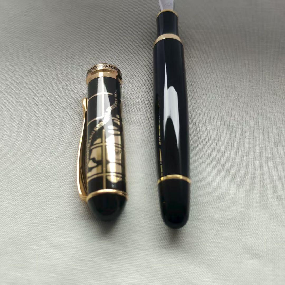 黒い万年筆 金色装飾