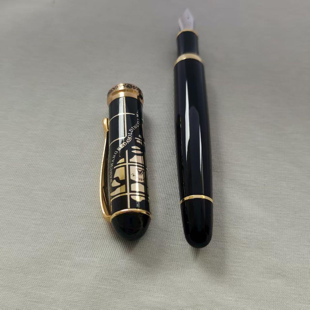 黒い万年筆 金色装飾