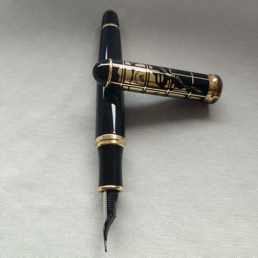 黒い万年筆 金色装飾