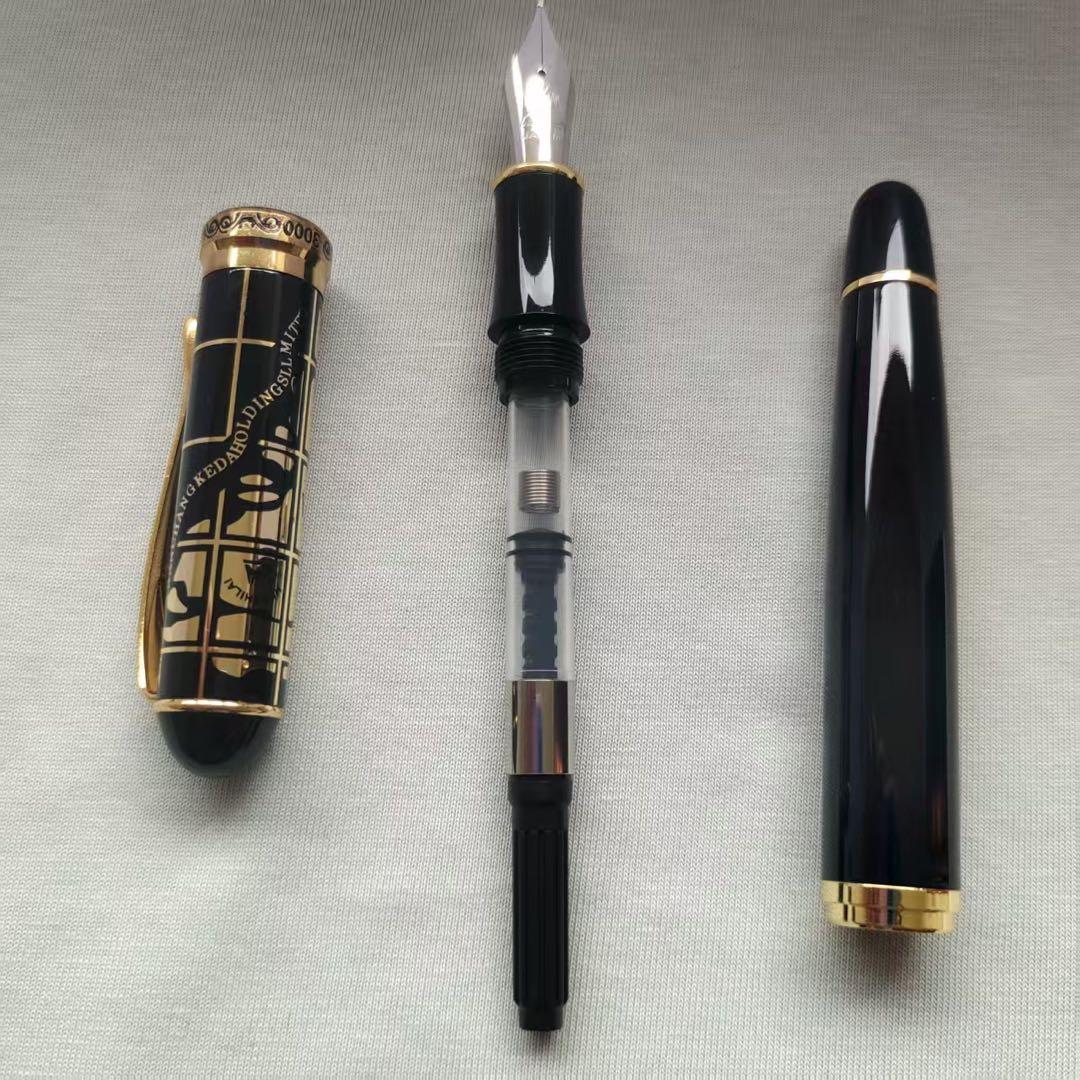 黒い万年筆 金色装飾