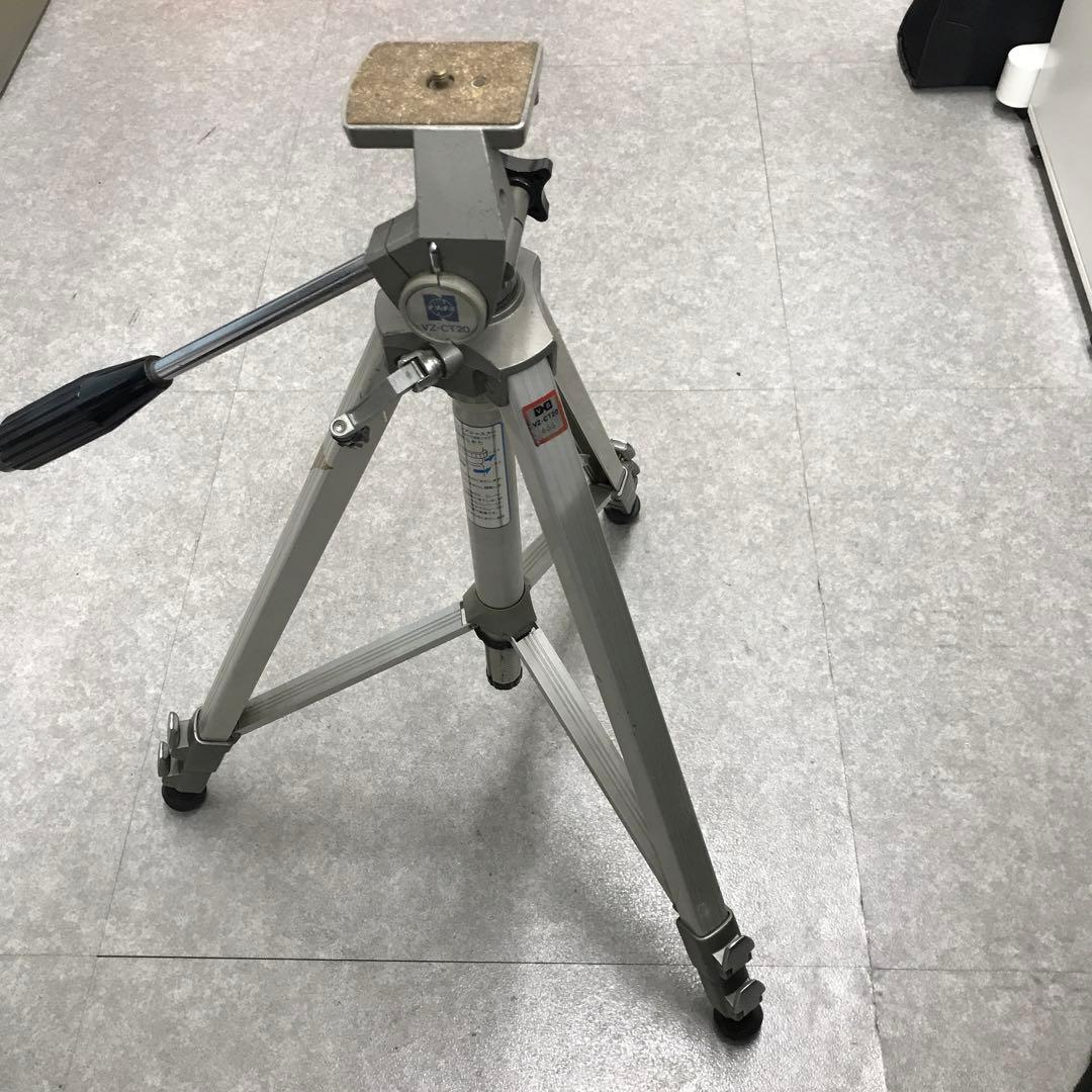 ビデオカメラと三脚