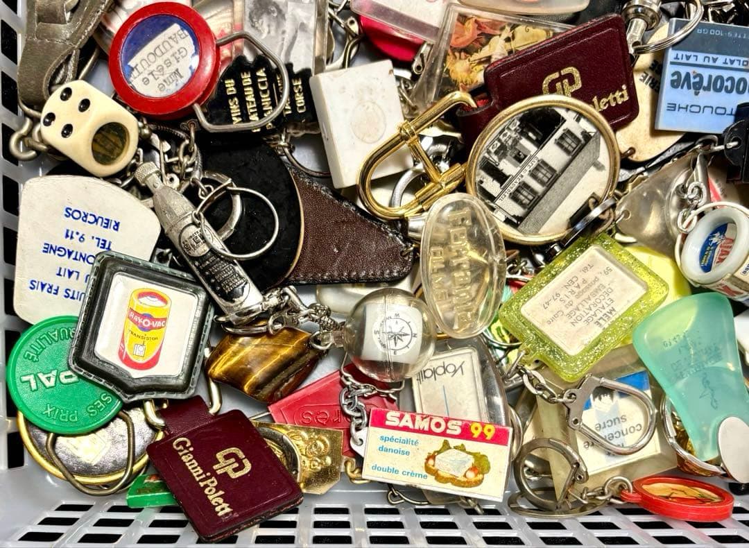 959【お得な100個!】ヴィンテージ フランス フレンチ キーホルダー