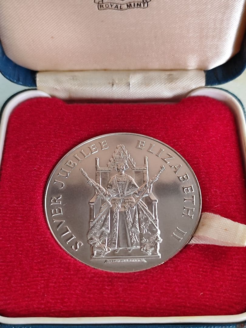 【希少】1977 イギリス エリザベス ジュビリー 中型 シルバー銀メダル