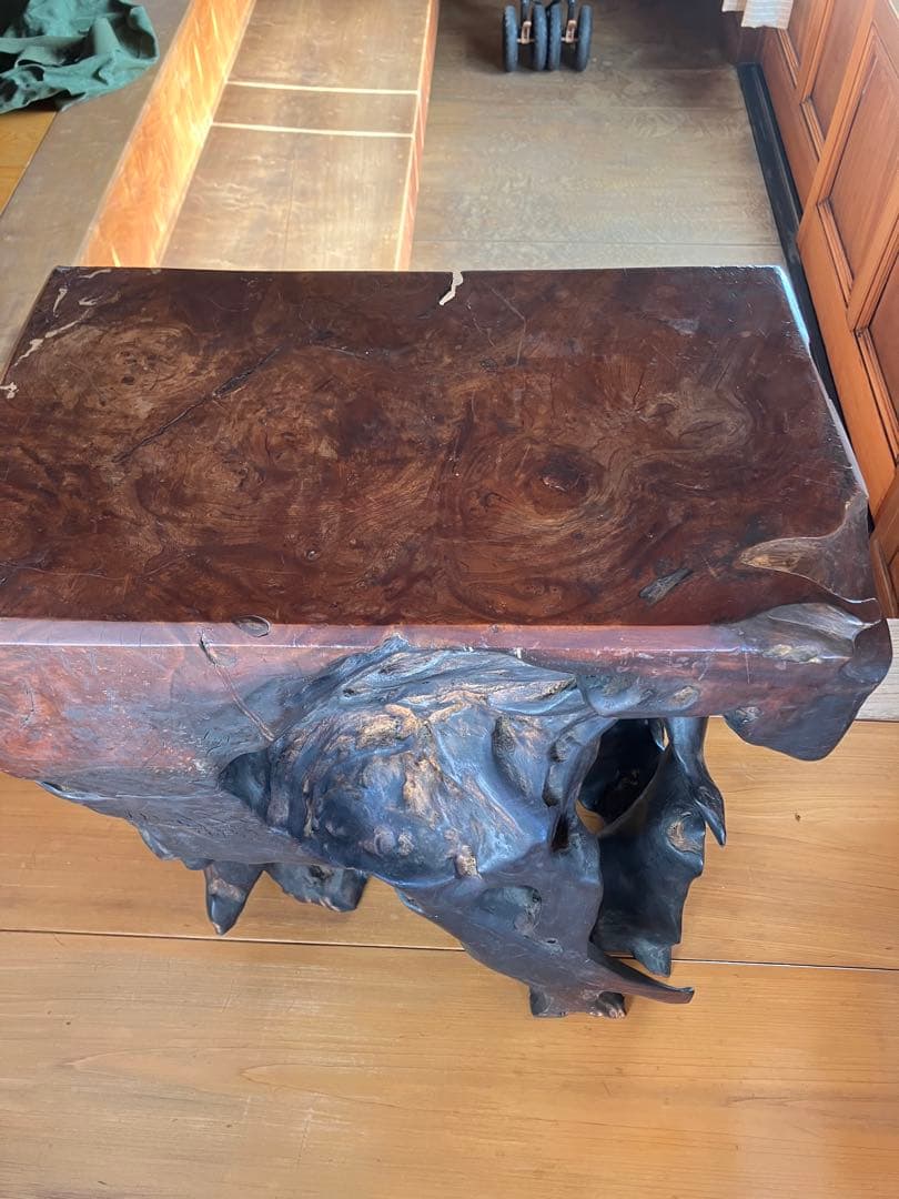 有機的な形状の木製置き台