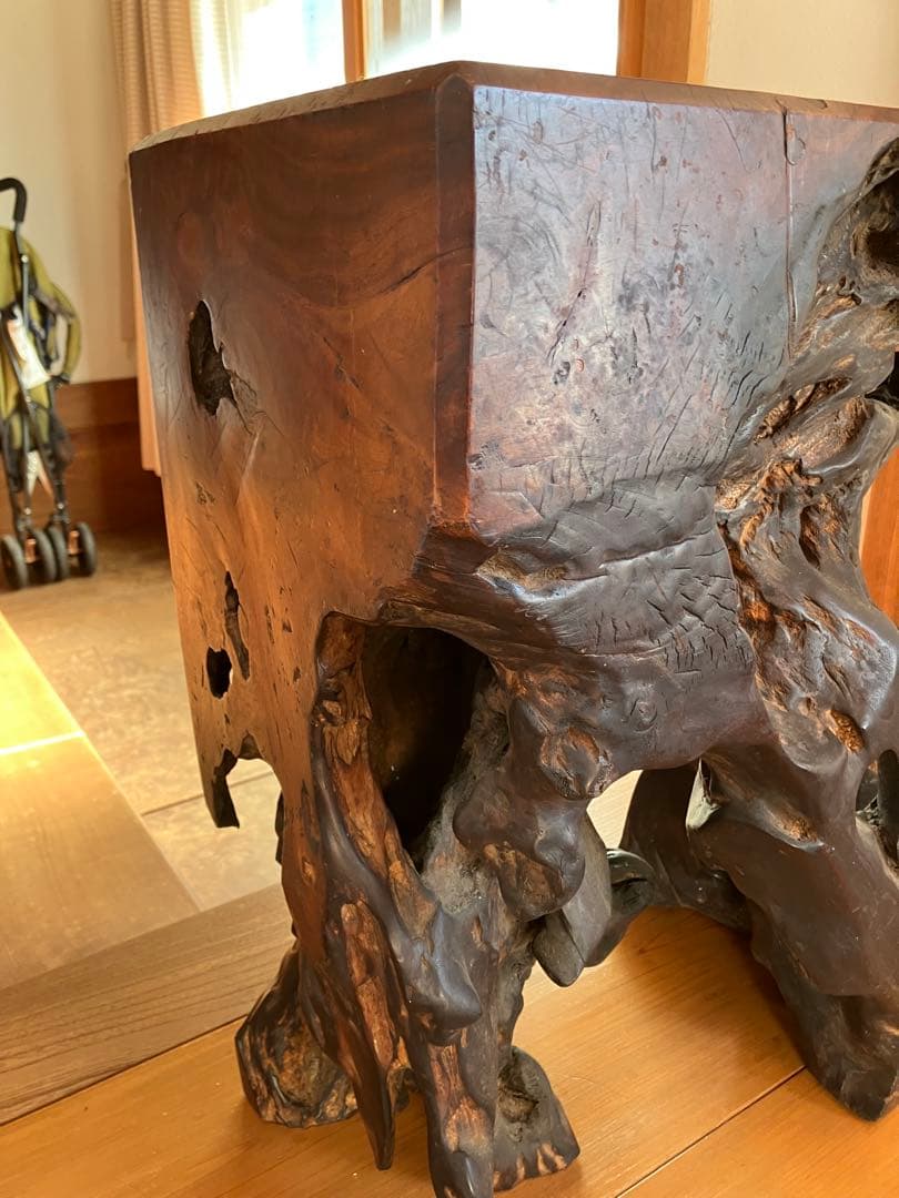 有機的な形状の木製置き台