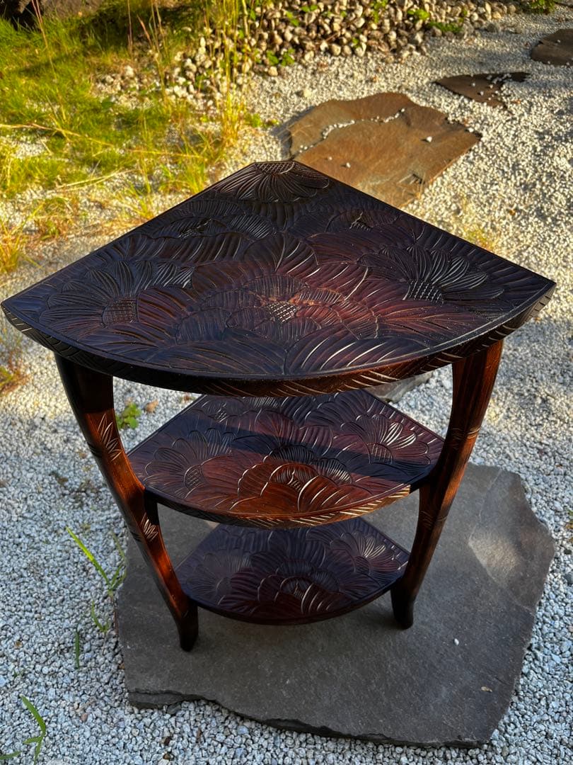 伝統工芸　日光彫　艶のあるいい色合　花の意匠　コーナーラック　照明　飾り台　花台