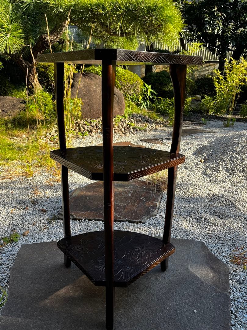 伝統工芸　日光彫　艶のあるいい色合　花の意匠　コーナーラック　照明　飾り台　花台