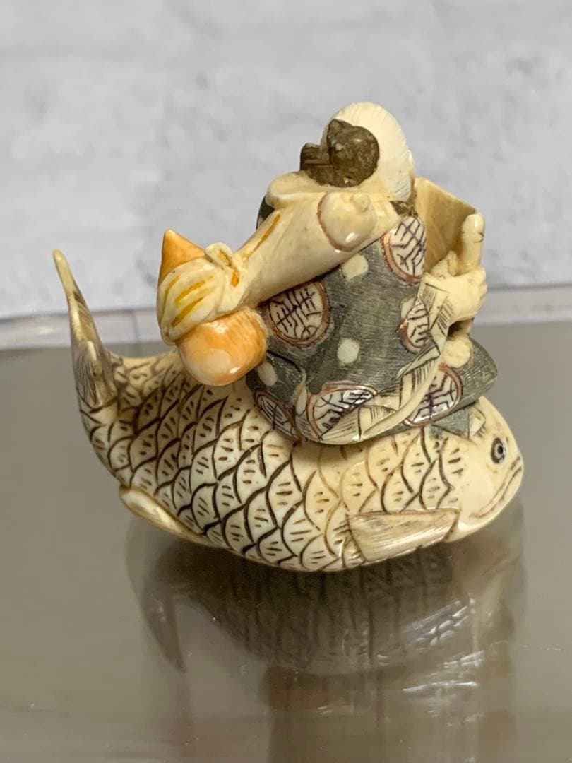 天然素材根付けアンティーク品寿老人と魚彫ってます。