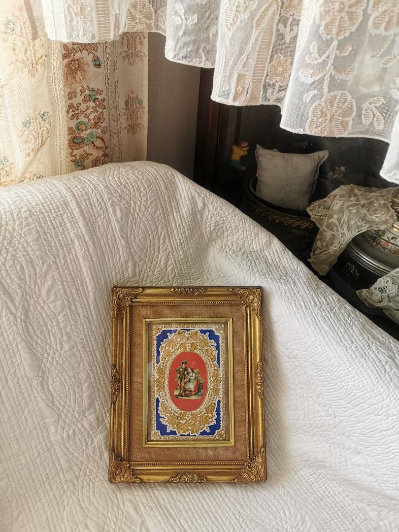 アンティーク 薔薇の花籠を持つカップルと犬 エンボス金彩 麻布ガラス金彩フレーム