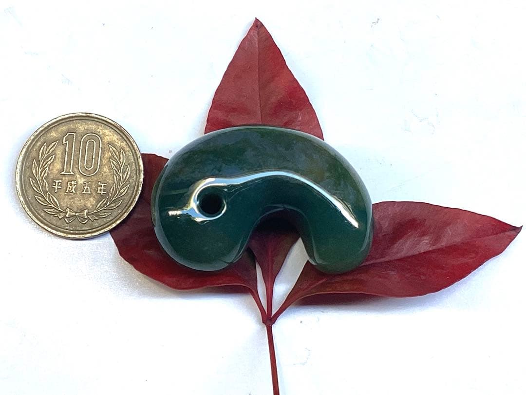 出雲青色*碧玉　入手困難な人気の透かし模様勾玉　幸運導く御守り‼️鑑別書付の本物を