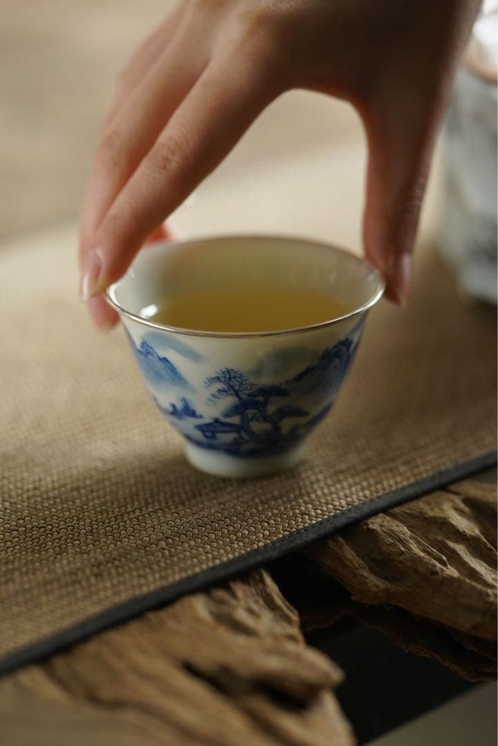 湯呑み、茶碗/茶器（単品）陶磁器(セラミック製) と銀製　雲由山坊｜山水（青花）