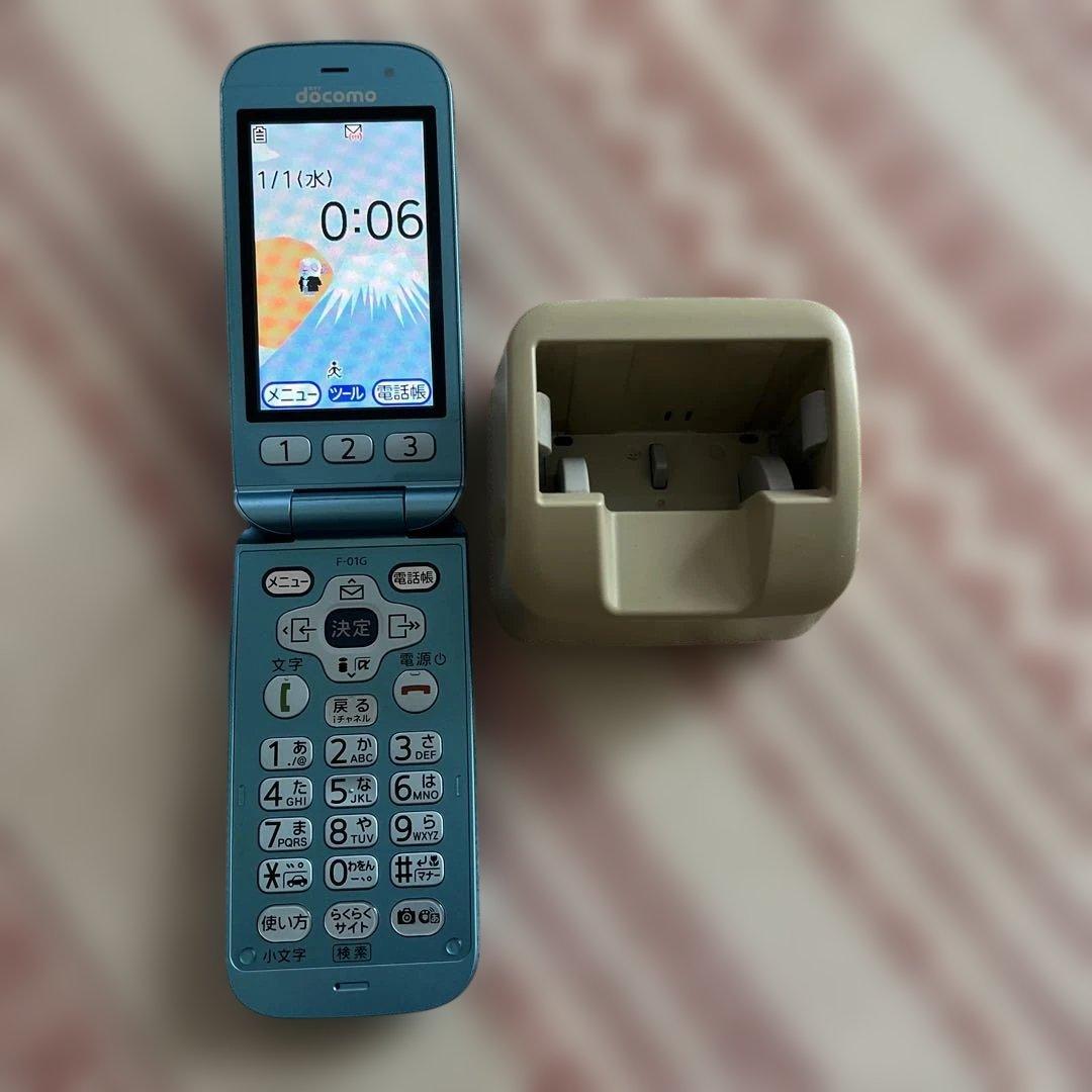 美品 docomo ドコモ F-01G ブルー折りたたみ式携帯電話 卓上充電器付