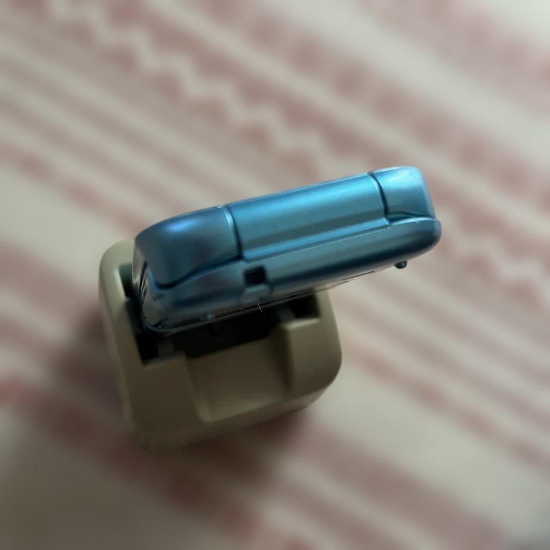 美品 docomo ドコモ F-01G ブルー折りたたみ式携帯電話 卓上充電器付