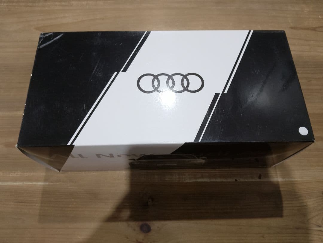 1/18 アウディ　A4　セダン B9 ディーラー品　ミニカー　ホワイト