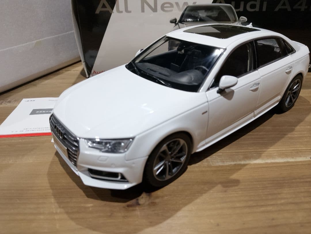 1/18 アウディ　A4　セダン B9 ディーラー品　ミニカー　ホワイト