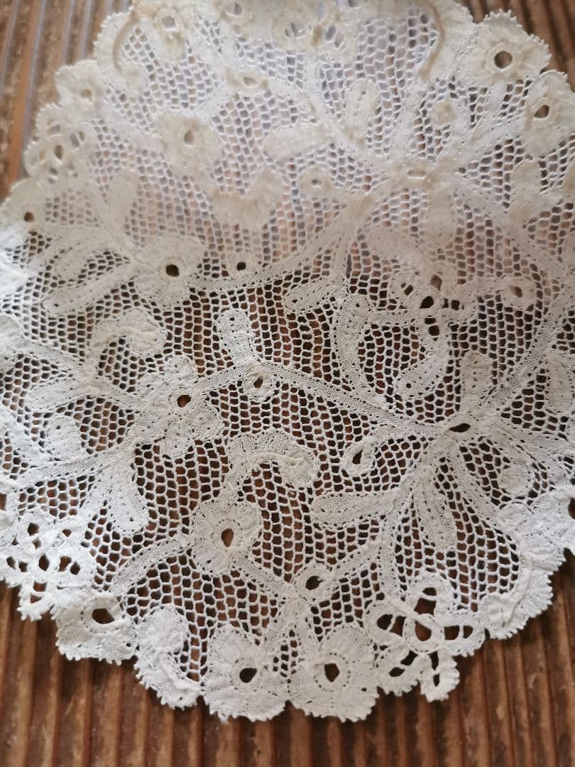 アンティーク 花が連続するリム 草花紋メッシュドイリー やや濃いアイボリートーン