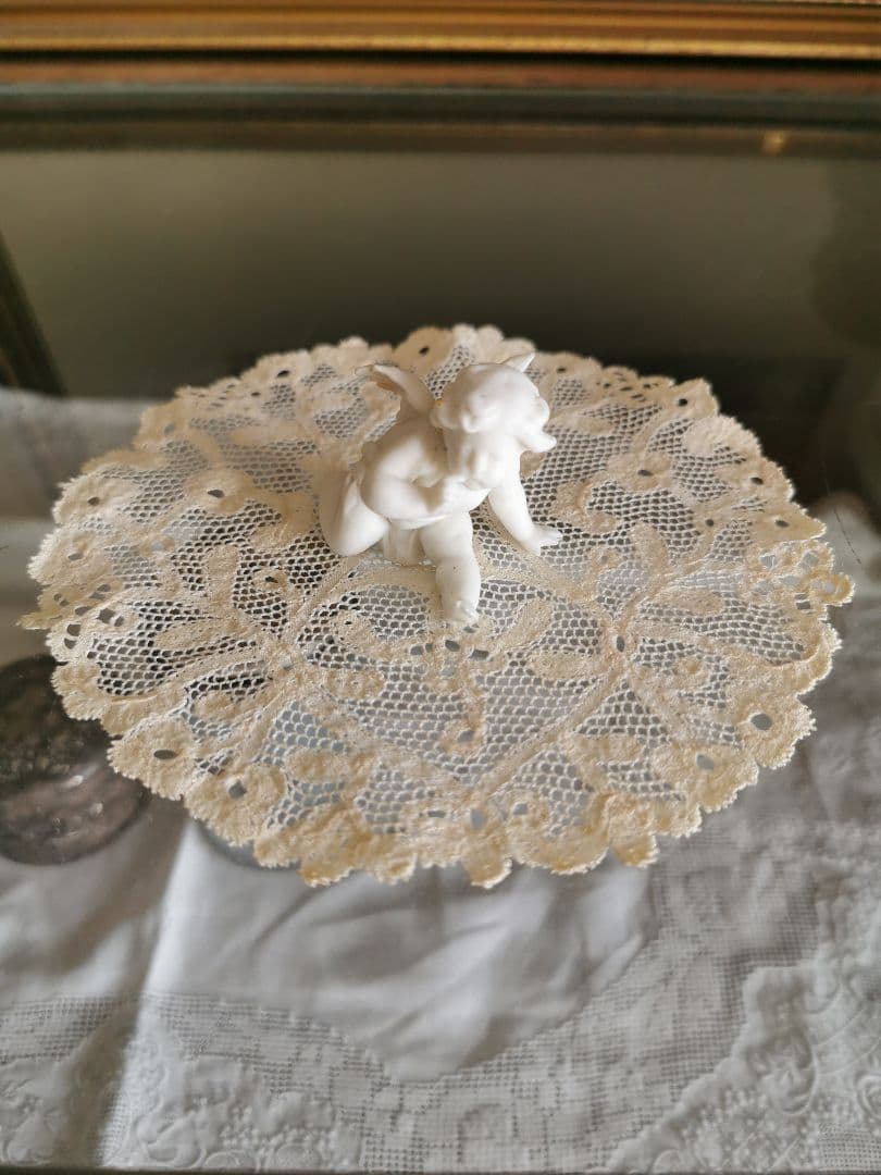 アンティーク 花が連続するリム 草花紋メッシュドイリー やや濃いアイボリートーン