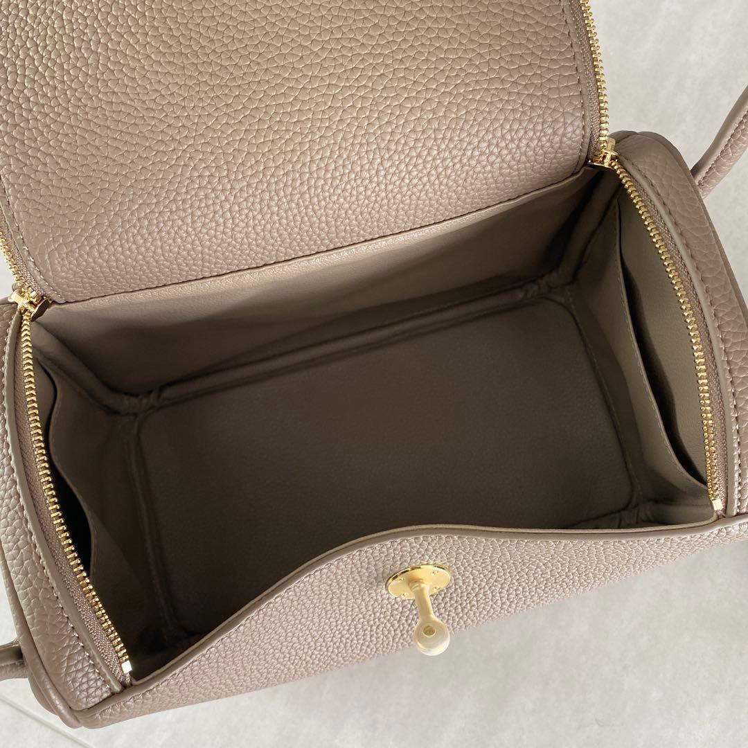 ベージュ ショルダーバッグ