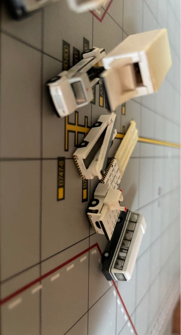 1/200用空港エプロン PBB...地上支援車付き