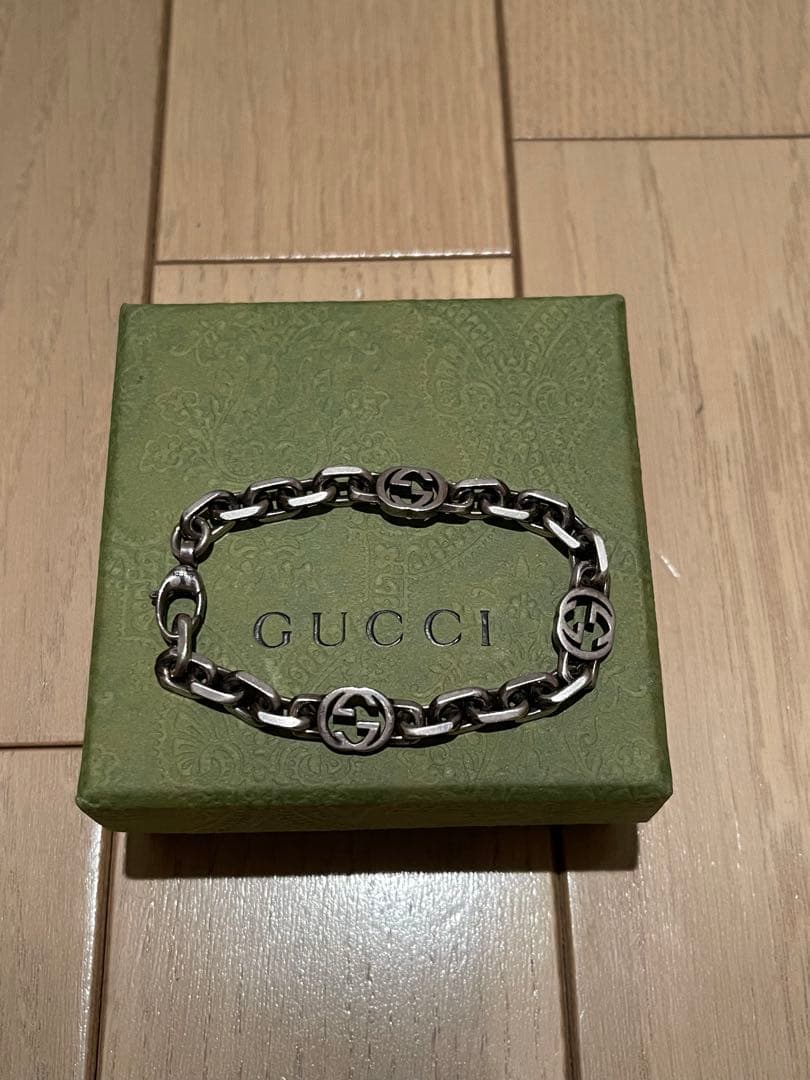 GUCCI シルバーブレスレット ロゴモチーフ