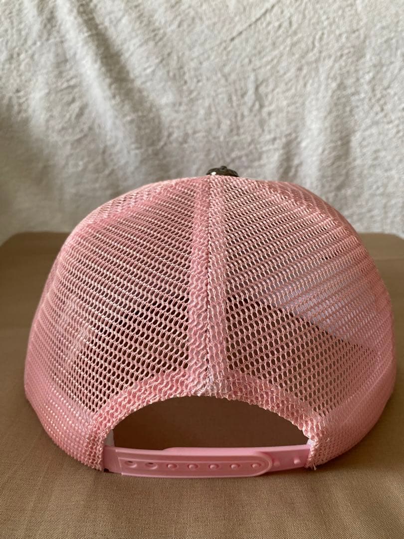 ピンク ホワイト 刺繍ロゴ トラッカーキャップ (CHROME HEARTS)