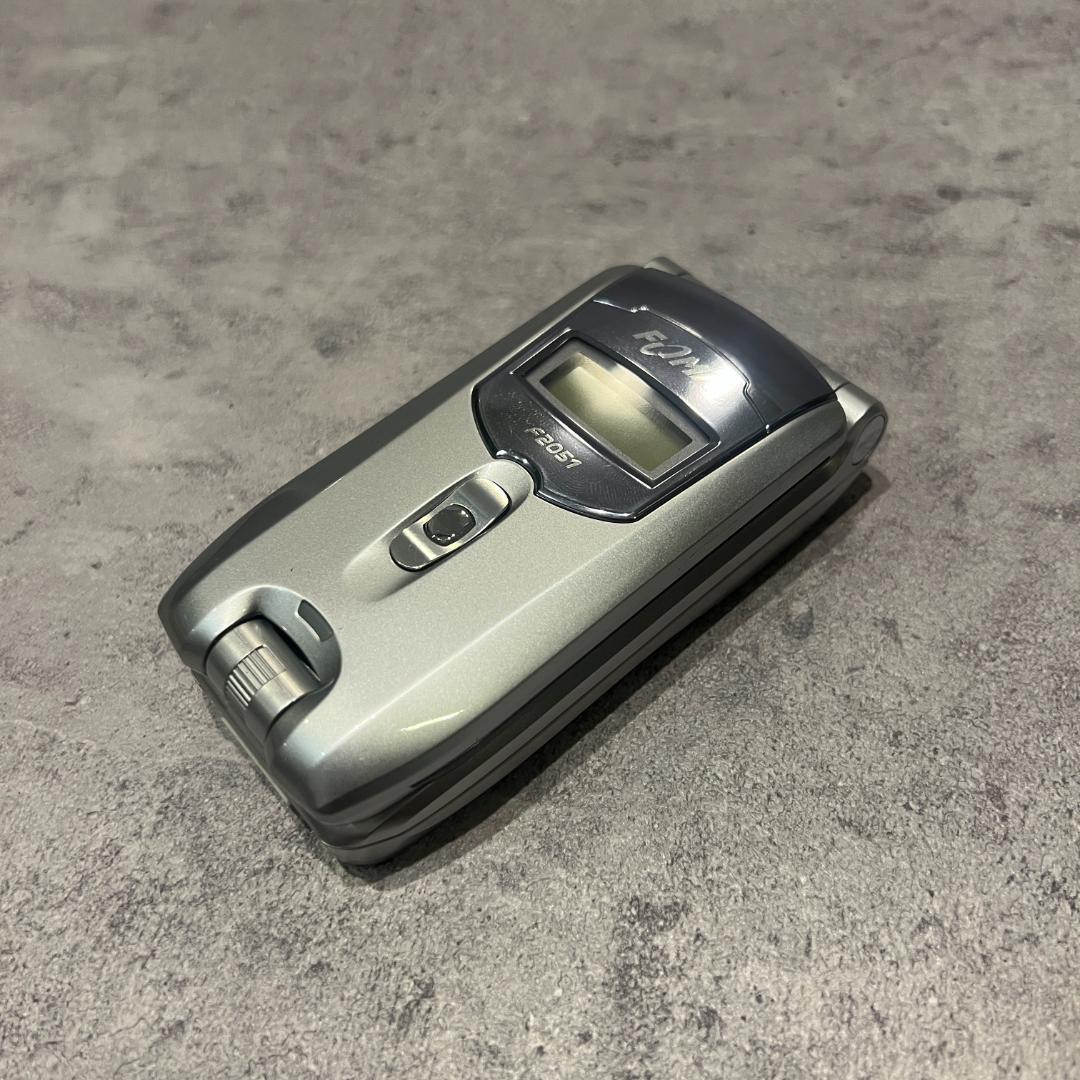 ドコモdocomoFOMAガラケーF2051シルバー未使用に近い付属品あり