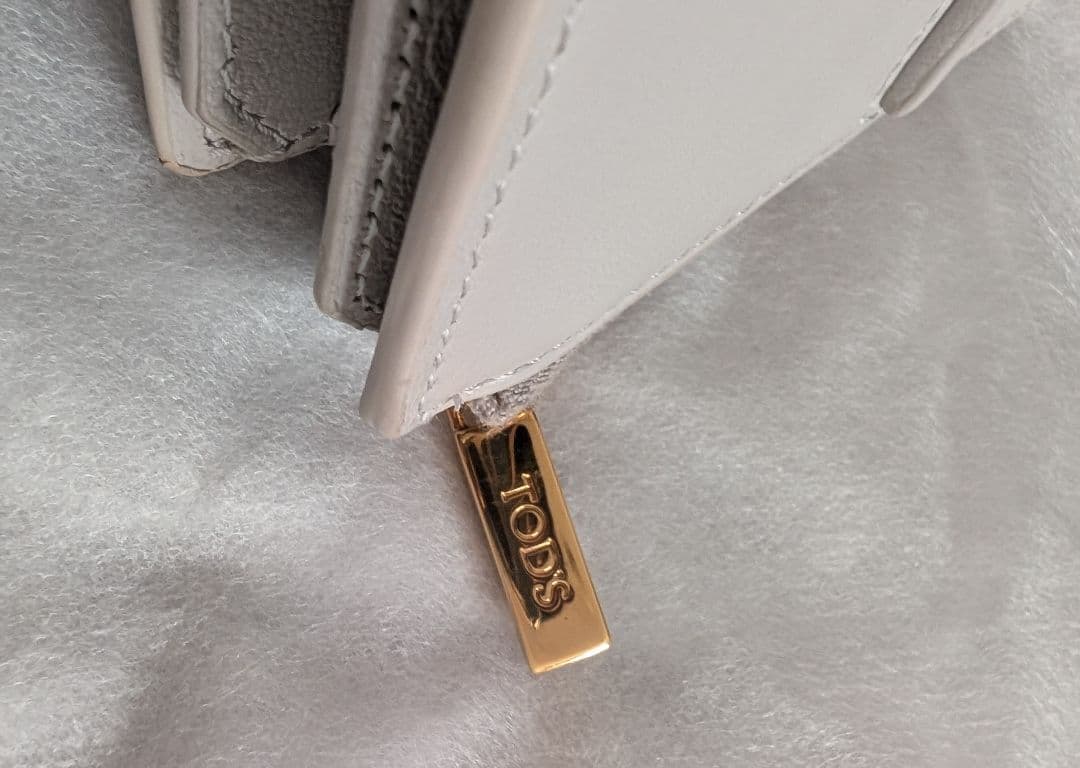 TOD'S 二つ折り財布 ライトグレー