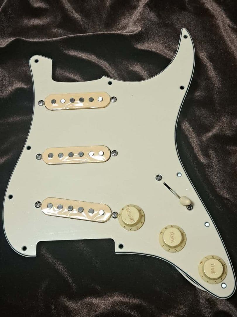 ストラトキャスターSSSアセンブリ Fenderストラトクラシック60年代復刻