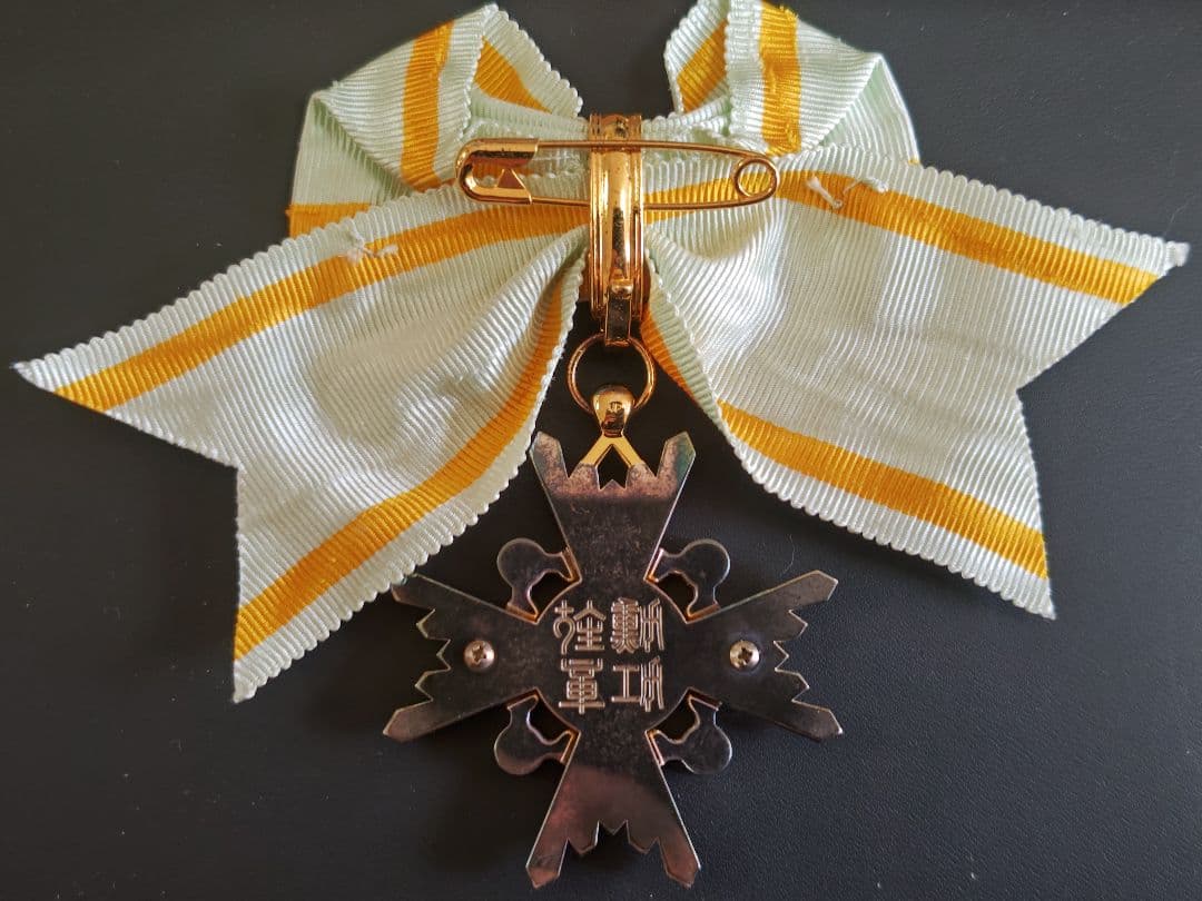 銀製　女性用　勲4等瑞宝章、略綬／共箱無