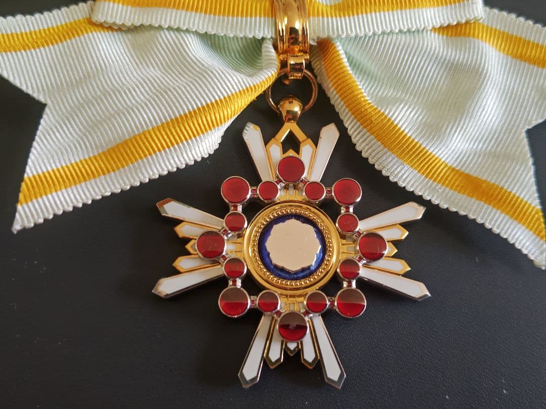 銀製　女性用　勲4等瑞宝章、略綬／共箱無