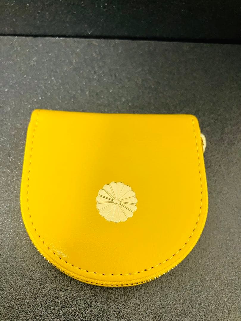 【皇居限定】菊の紋 イエロー馬蹄型小銭入ケース 黄色 財布 （新品未使用)