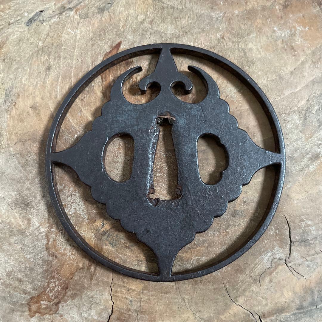 花クルス文鐔　鉄鍔