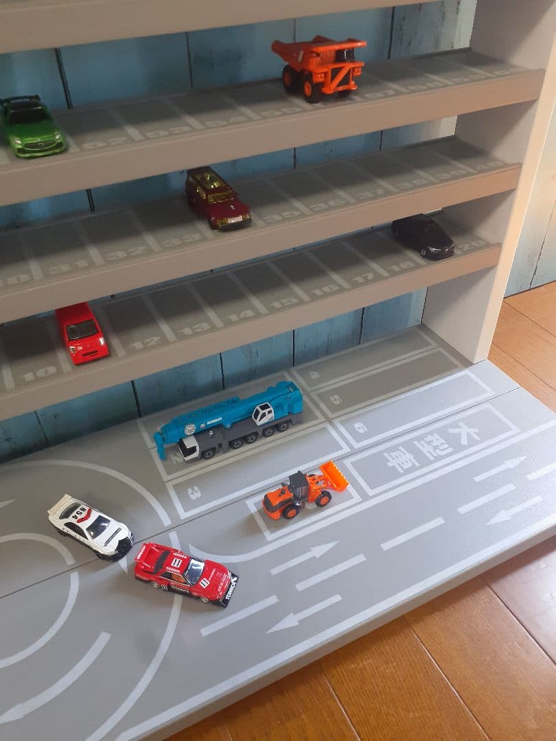 自作トミカ収納棚110台ロングトミカロータリー交差点付